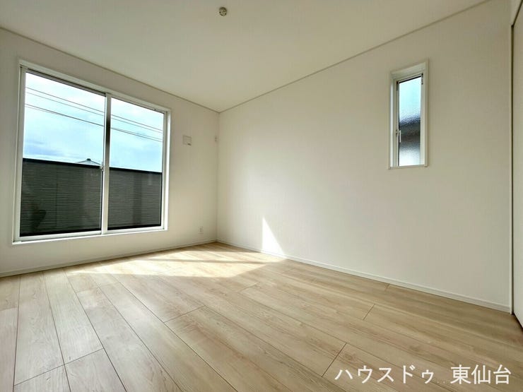 シンプルで家具の配置もしやすい洋室