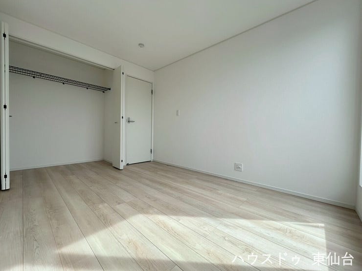 開け閉めしやすい両開き扉で、忙しい朝もスムーズに。