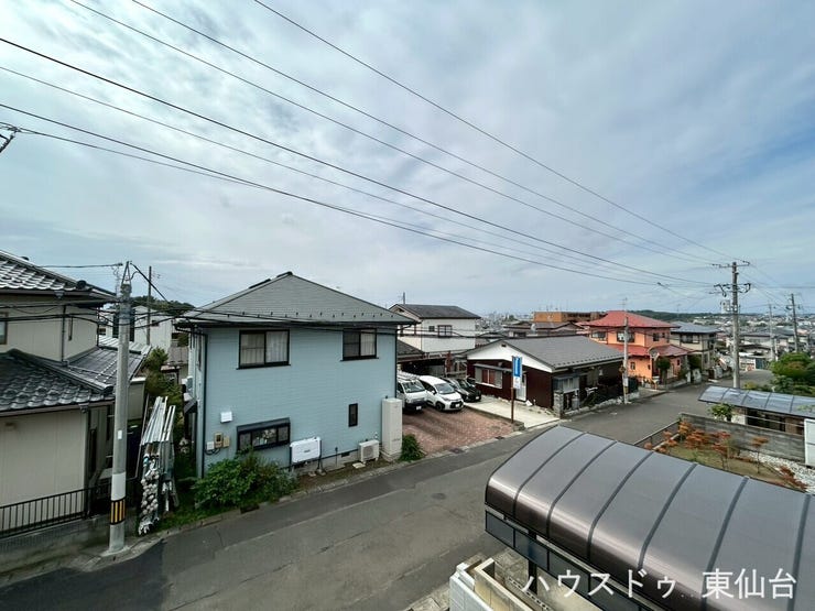 バルコニーからの眺望は目の前に大きな建物がなく開放的です