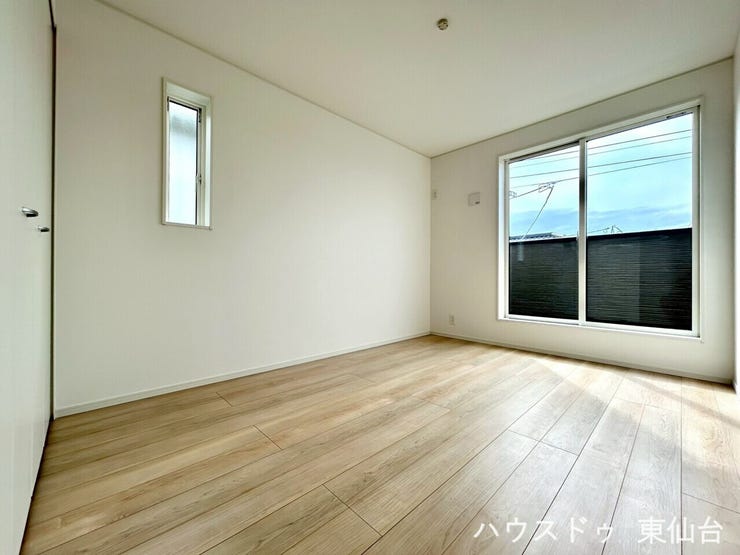 一日の疲れを癒す寝室は、落ちつきのある内装とゆとりある広さが魅力