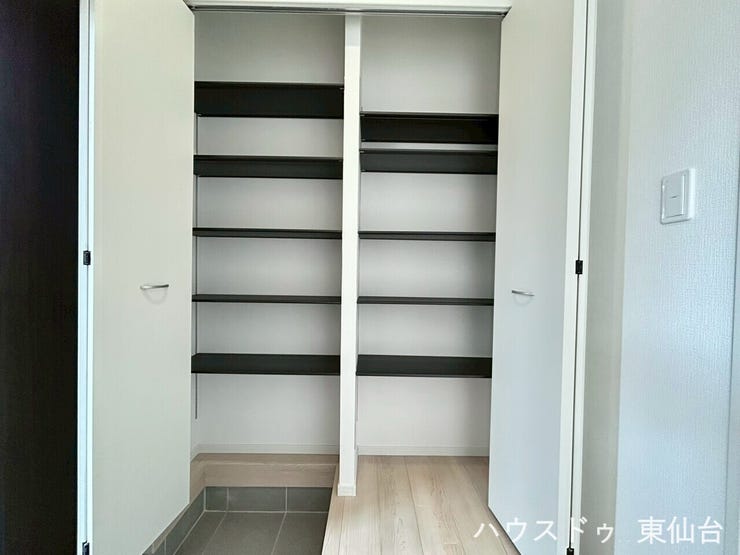 ついつい増えてしまうお気に入りの靴を大切に保管できるスペースが備え付けられております。