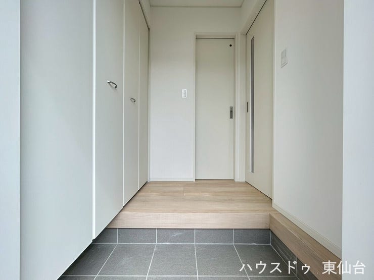 タイルと木のコントラストが映える、上質なエントランス