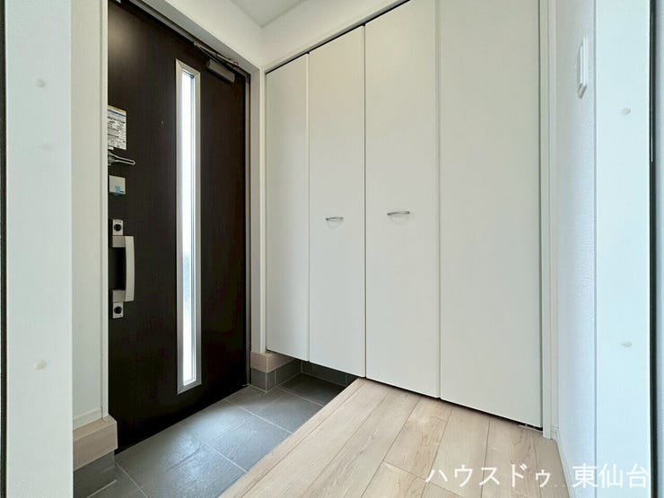 靴も小物もすっきり収まる、収納力のある玄関スペース