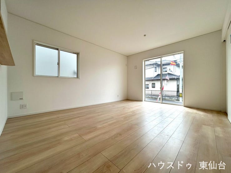 二面採光の明るいリビングになっております♪