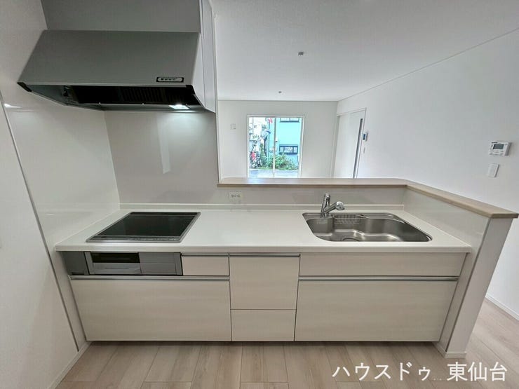 キッチンはカウンターキッチンでリビング全体が見渡せます♪