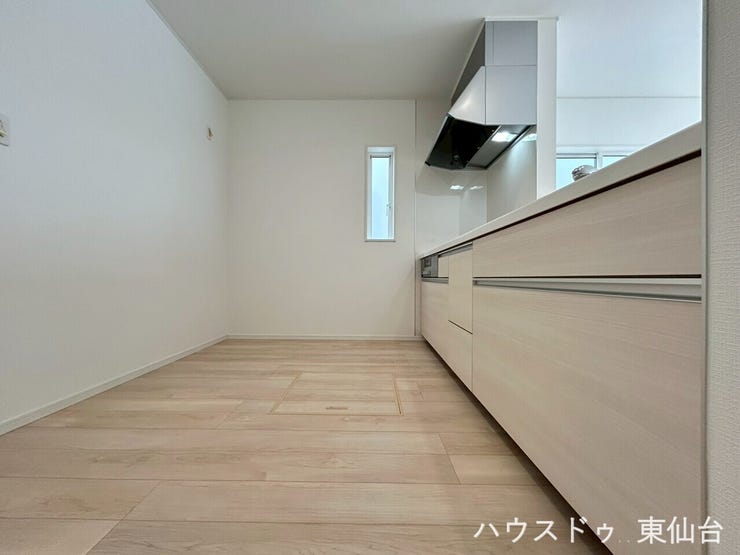 キッチンスペースは広々としてお好みでカップボードや大型冷蔵庫も置けますね♪