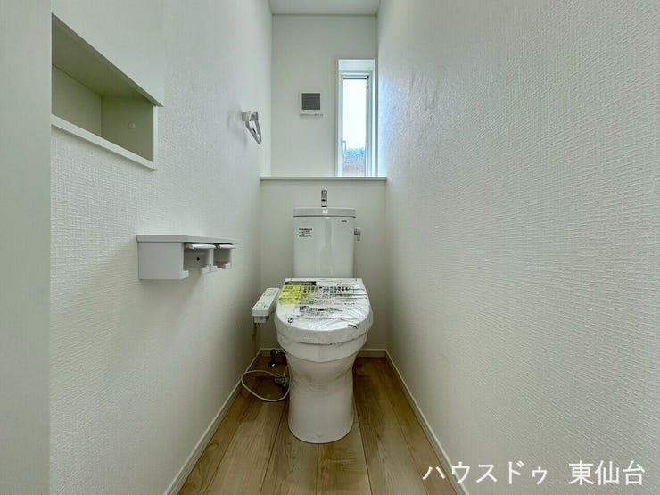 洗浄付き温水便座で機能性も兼ね備えています♪