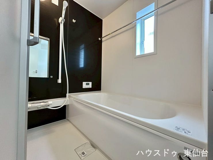 自然光が差し込む、心ほどけるバスタイム