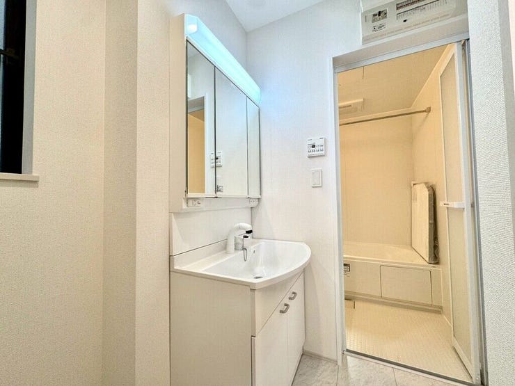 【Washroom】毎朝の準備がスムーズに。広めの洗面台と収納が使いやすい洗面所です。