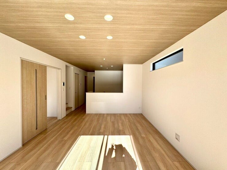 【Living】家族が集まりやすい場所で、くつろぎと会話が自然に生まれます。