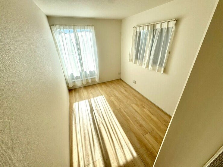 【Bedroom】ナチュラルな内装で、リラックスできる空間。寝室や書斎にも最適です。