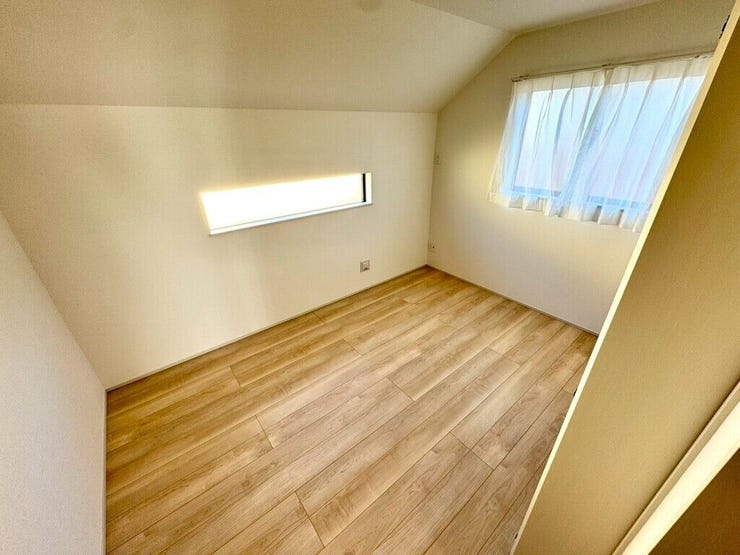 【Bedroom】明るく風通しの良い洋室。新築ならではの清潔感も魅力です。