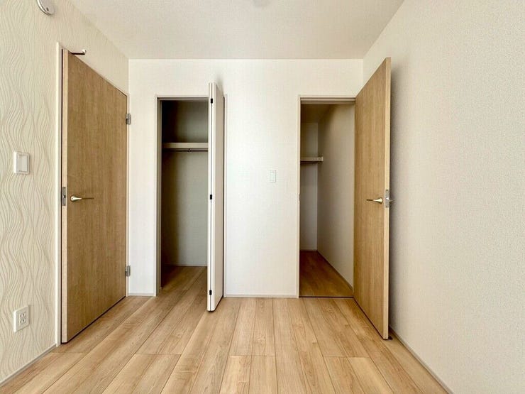 【Bedroom】洋室には収納力のあるウォークインクローゼット付き。衣類や荷物もすっきり収まります。