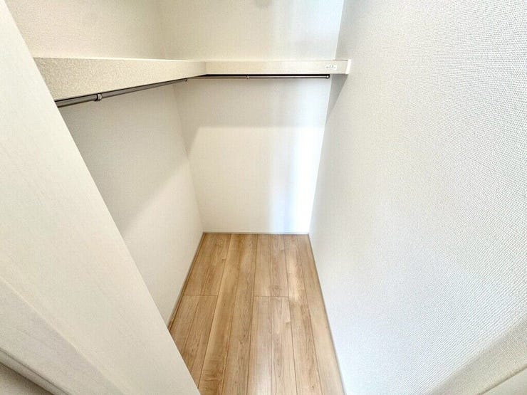 【WIC】広々としたウォークインクローゼットで、衣類や小物をすっきり収納できます。