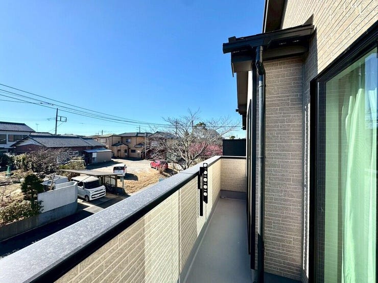 【Balcony】日当たりの良いバルコニーはお洗濯物がしっかり乾きやすく、毎日の家事にも重宝します。