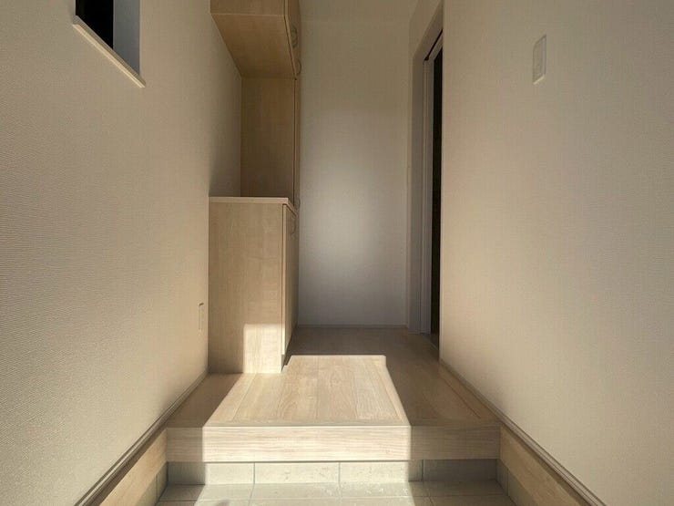 【Entrance】シューズボックス完備の玄関で、靴や小物もスッキリ収納できます。