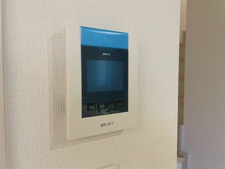 【Facilities】来訪者を確認できるモニター付きインターホンで、防犯面も安心です。