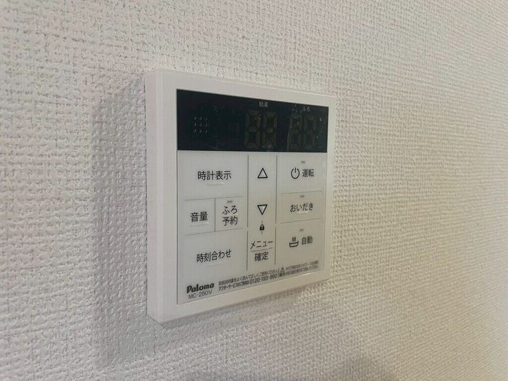 【Facilities】お湯の温度調整がラクな給湯器リモコン付き。追い焚き操作も簡単です。