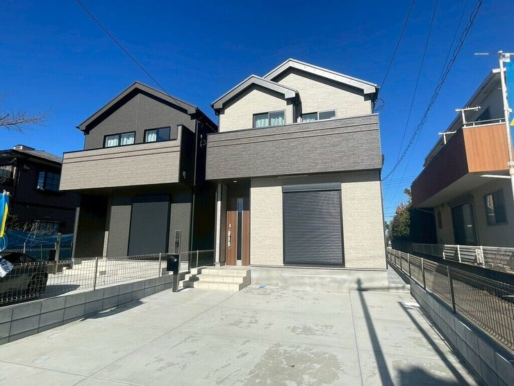 【Exterior】ゆとりのある駐車スペース付きで、車の出し入れもスムーズに行えます。