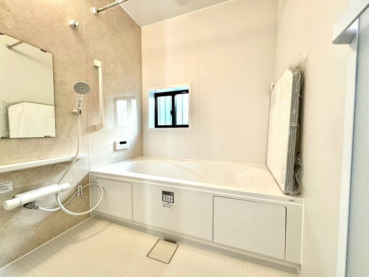【Bathroom】お子様とのバスタイムにも十分な広さがあり、掃除も簡単にできます。