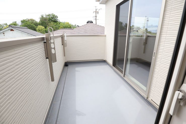 ◇バルコニー◇ 同仕様
南向きバルコニー♪
陽当たりが良く洗濯物が良く乾きそうです♪
便利な洗濯金物が付いています。