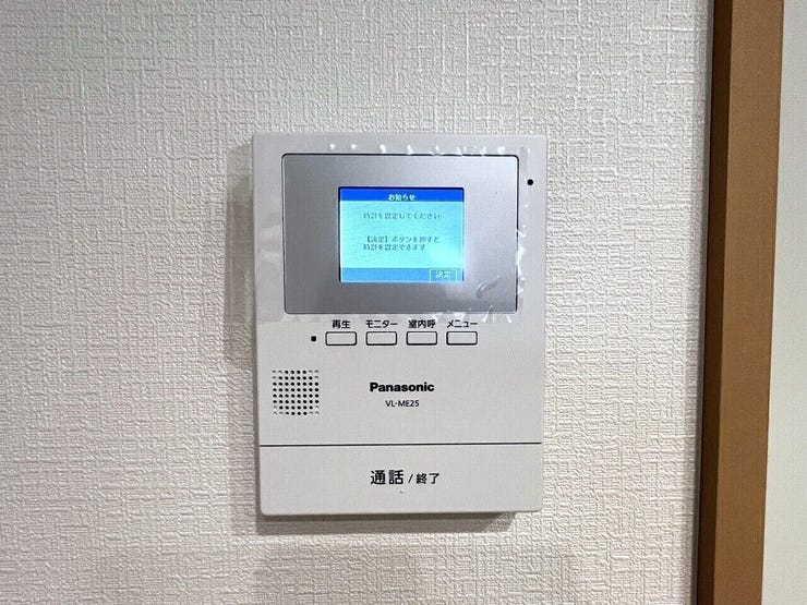 ○カラーモニター付インターホン○ 同仕様
不在時の訪問は自動で録画されます。
訪問者の顔が確認できるのでお子様の留守番にも安心です♪
