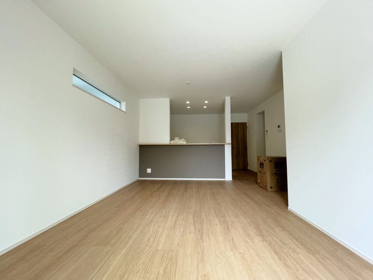 ◇リビング◇ 同仕様
南と東に開口部のあるリビングは日当たり良好です♪
一家団欒の時間が増えそうですね♪