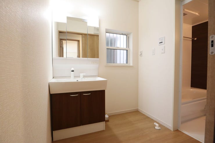 ◇洗面所◇ 同仕様
シャワー付き洗面化粧台♪
三面鏡付で朝の身支度もラクラクです♪