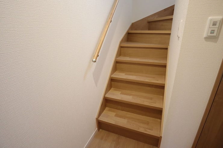 ◇階段◇ 同仕様
手すり付きの階段♪
段差を緩やかに設計していますので、小さなお子様やご年配の方にも安心です♪