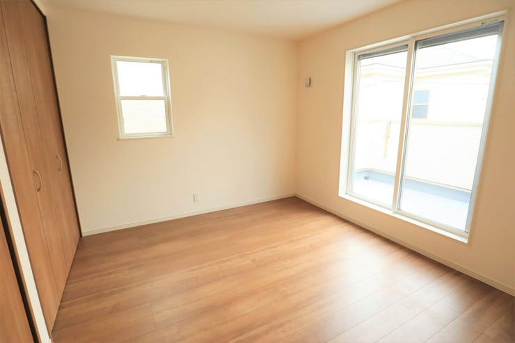 ◇洋室◇ 同仕様
2面採光のお部屋は明るく風通しが良いです♪
収納もしっかり出来ますよ!