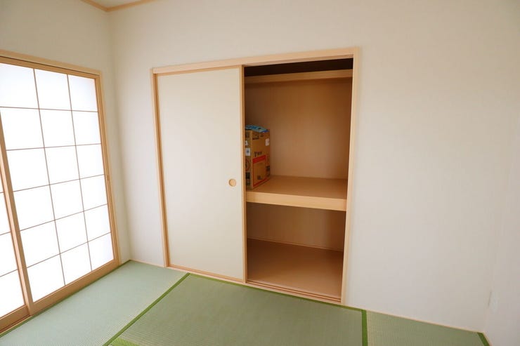 ◇タタミコーナー収納◇ 同仕様
来客用の布団などもスッキリ収納することができますね♪
