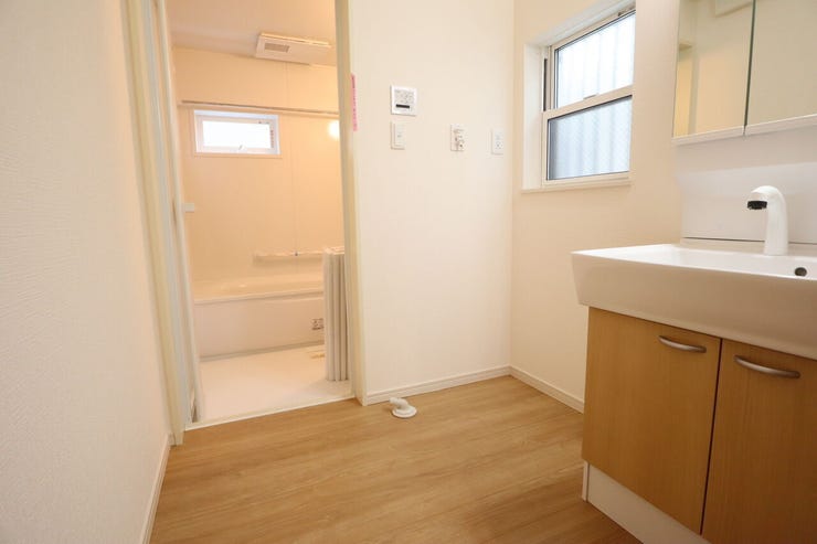 ◇洗面所◇ 同仕様
シャワー付き洗面化粧台♪
三面鏡付で朝の身支度もラクラクです♪