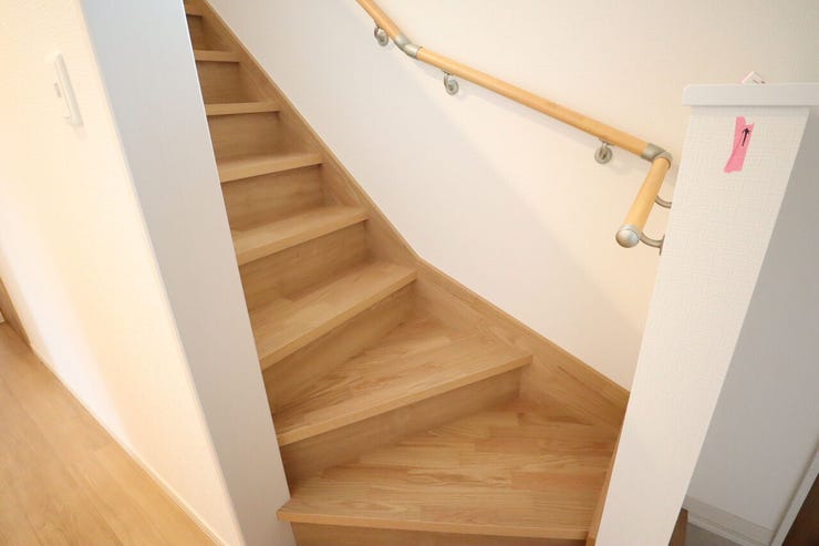 ◇階段◇ 同仕様
手すり付きの階段♪
段差を緩やかに設計していますので、小さなお子様やご年配の方にも安心です♪