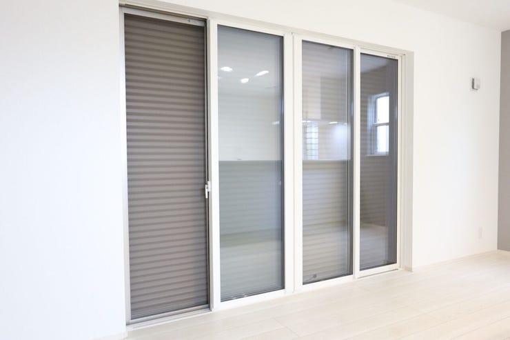 シャッター雨戸 同仕様
開閉に力が要らないシャッターを採用しています♪
外出時や旅行時の防犯、台風など雨風の強い日にも安心ですね♪