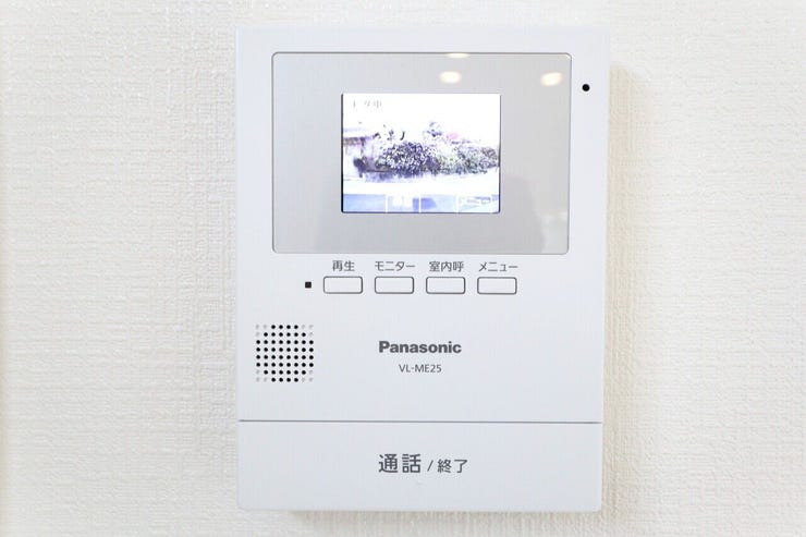 カラーモニター付インターホン 同仕様
不在時の訪問は自動で録画されます。
訪問者の顔が確認できるのでお子様の留守番にも安心です♪