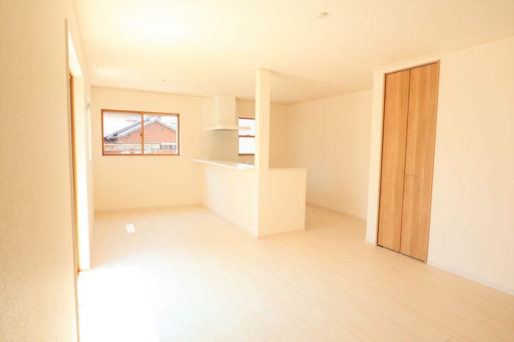 ◇リビング◇ 同仕様
南面を広く取ったリビングは日当たり良好です♪
一家団欒の時間が増えそうですね♪