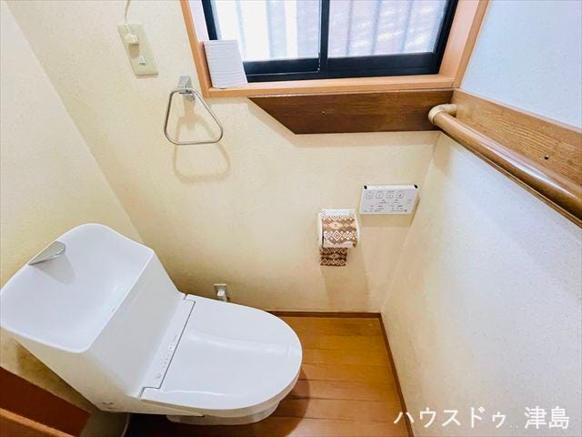 1階温水洗浄便座トイレ。各階にトイレが設置され、慌ただしい朝や就寝時も快適です。