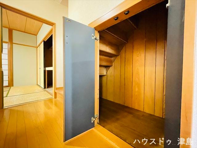 廊下収納。階段下収納は日用品のストックや衛生用品の保管などに便利です。また、掃除道具の置き場所としても最適ですね。