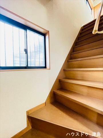 手すりが設置してあるので小さなお子様から年配の方まで安心してお使いいただけます。窓があるので1、2階の風通しも良好です。