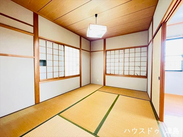 2階5.7帖和室。5.7帖洋室と続き間になっています。ライフスタイルやライフステージに合わせて多用途にお使いいただけます。障子越しの柔らかな光でほっと落ち着ける空間です。