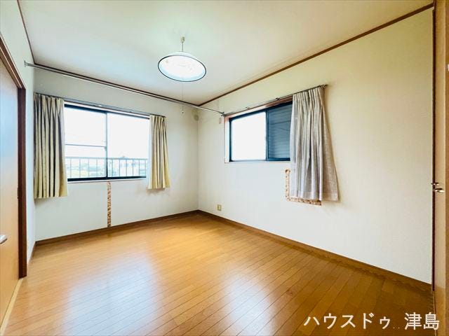 2階5.7帖洋室。南に面したお部屋で明るく快適な居室となっています。お天気のいい日にはたっぷりと陽を取り込むことができ、ベッドの上のお布団もふかふかになりそうですね。