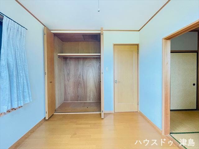 2階5.7帖洋室。枕棚+ハンガーパイプのクローゼットです。枕棚があるので収納量がぐっと増えます!折れ戸なので端にある物の出し入れがしやすいです♪