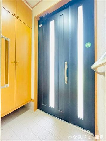 天井高さまであるシューズボックスは住まいの顔ともいわれる玄関をきれいに保ってくれます。玄関扉はスリットが入っていて、玄関は明るく防犯面でも安心です。