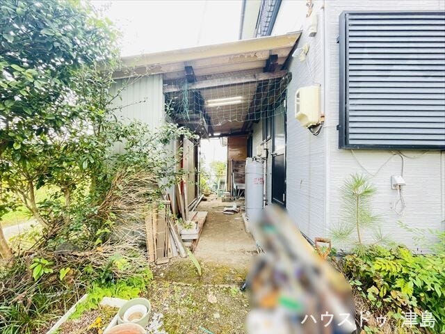 建物の東に物置スペースがあります。水道が設置され、汚れた靴や泥付き野菜などを洗うのに便利です。