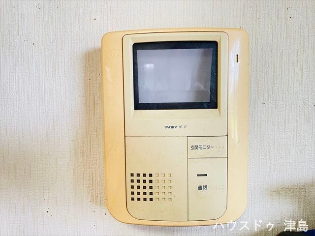 モニター付きインターホン。来訪者を事前に確認してから会話ができ安心です。また、訪問者と直接会わずに会話ができてトラブルの回避のもなります。