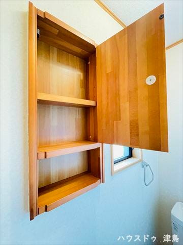 1階2階のトイレには収納があるので、トイレットペーパーや掃除用品など置けて便利です。埋込収納になっているので出っ張りがなく、トイレ空間を広く使っていただけます。