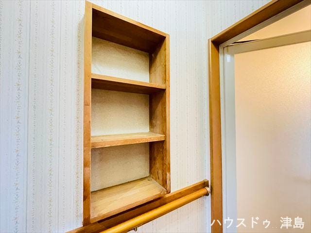 洗面室収納。小物を飾ったり、化粧品などを置けます。
