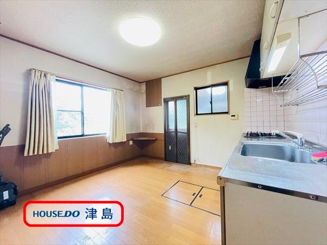 7.4帖リビング。北側の窓から光が入り明るい空間です。勝手口がありゴミ出しやゴミの分別にとっても便利。網戸にしておくことで風が通り、お料理中の換気にも助かります。