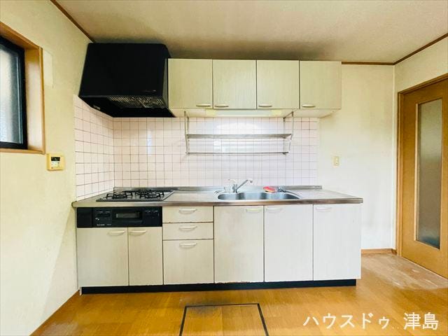 壁付けキッチンは上部・床下に収納があり、家事がはかどります。キッチン横の窓を開けてちょっと一息。優しい風が入ってきます。