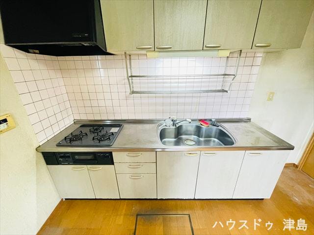 お掃除しやすいステンレスのワークトップです。使い勝手が良いガスの3つ口コンロを採用。三口コンロは一度に多種類のお料理を作ることができ、時短家事も可能ですね。